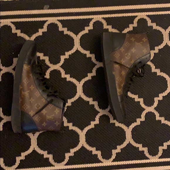 LOUIS VUITTON authentic men’s sneaker boot - Picture 3 of 7